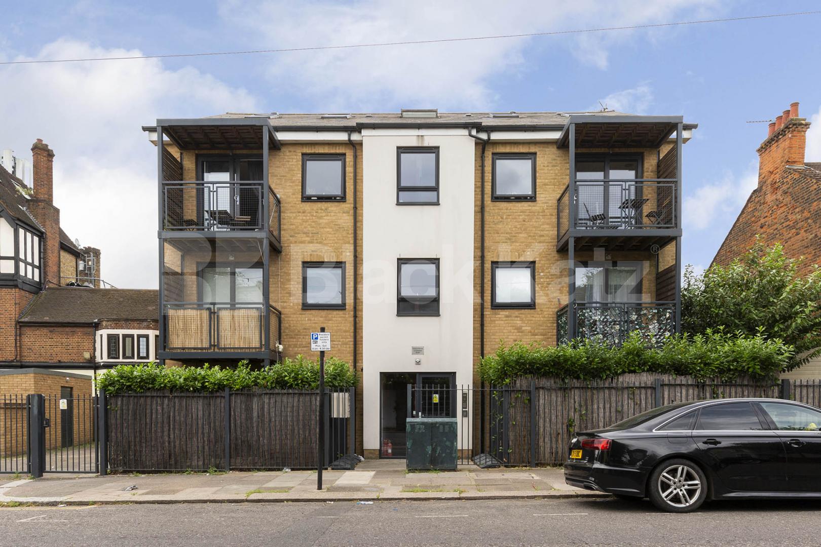 Modern & stylish 2 bedroom property located close to a Piccadilly Line Dunbar Road, Wood Green 